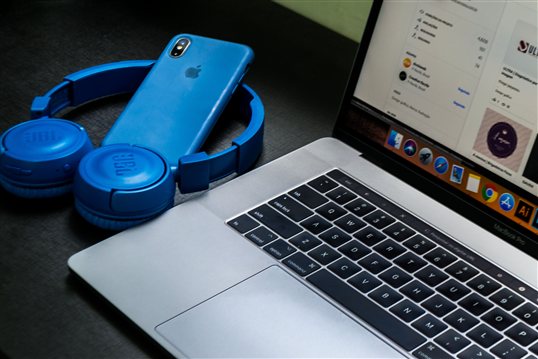 HP Pavilion gaming laptop with blue headphones audio setup