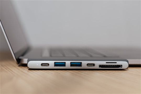 Lenovo ThinkPad P1 Thunderbolt hub connected